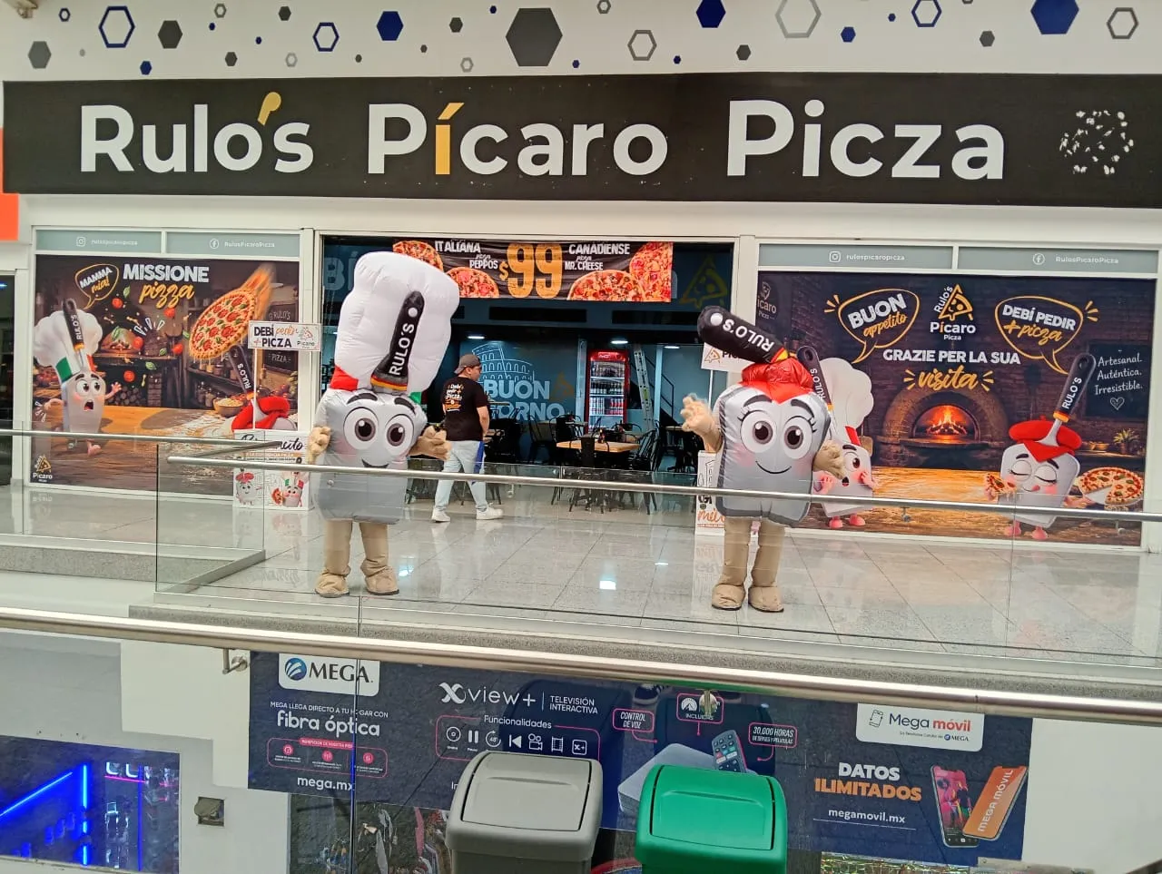 Pícaro y la Pícara en persona frente a Rulo's Pícaro Picza